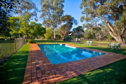 Grampians National Park | Mountain View Motor Inn & Holiday Lodges Swimming Pool - Halls Gap Vic